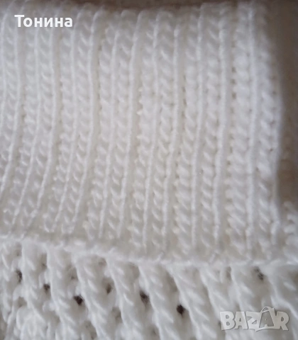 Бяло красиво пончо, ръчно плетиво