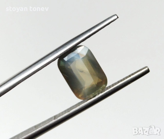 Александрит с великолепен променящ се цвят 1.03кт.! Сертифициран! Нов!, снимка 13 - Други - 51970029