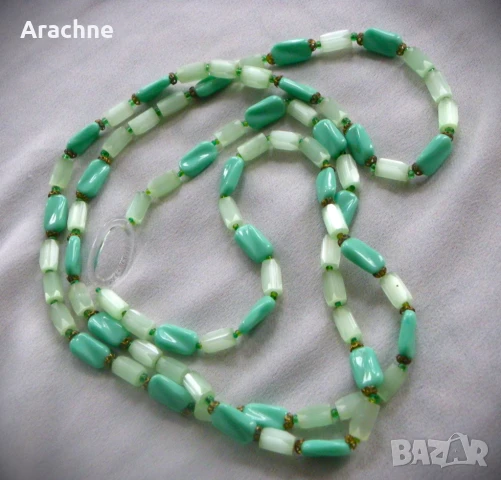 Антикварно колие с ураново и "заскрежено"стъкло,50те на ХХв.