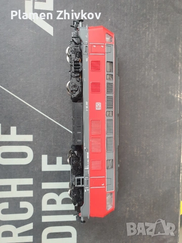 Два дизелови локомотива на Дойче бан . Единият е перфектен Другият няма буфери