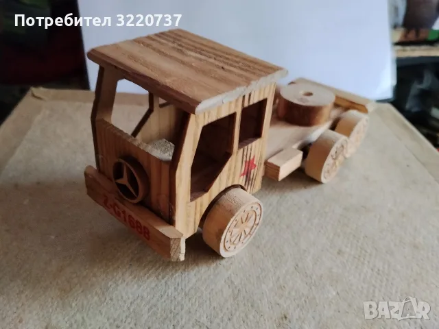 старо дървено камионче