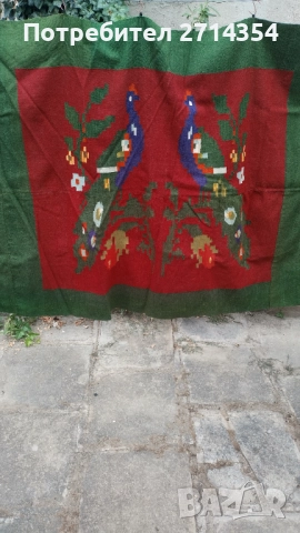 Стар ръчно тъкан ковьор за стена с пауни