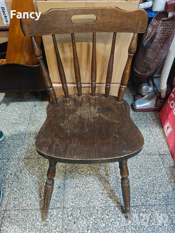 Стар дървен стол 