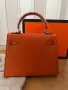 Hermes Kelly Луксозна Дамска Чанта В Класически Оранжев Цвят Код DST86, снимка 2