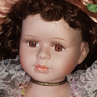 Порцеланова кукла със стойка- 77см, снимка 9 - Кукли - 44576320
