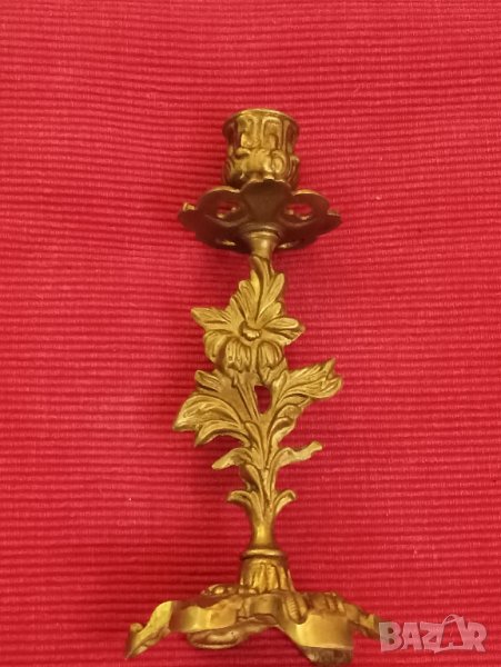 Стар месингов свещник украсен с цветя. , снимка 1