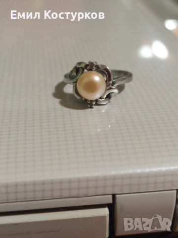 Продавам сребърен пръстен с печат 925, с розова естествена перла с размер 8 мм. 