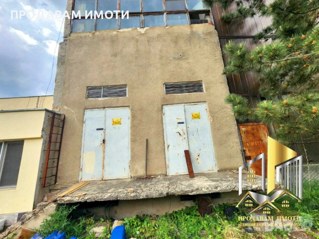 Продавам СКЛАД с офис, рампа, 2 трафа (800кVa) и соларна станция (100кW), снимка 13 - Складове - 51417329
