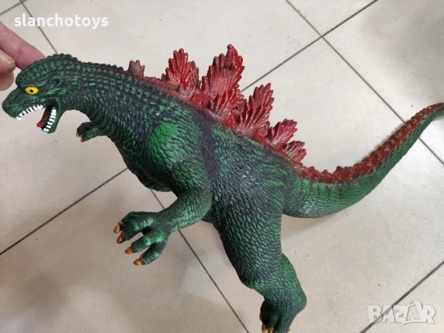 Голяма Годзила,около 70см.