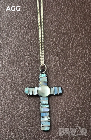 Атрактивен авторски кръст 