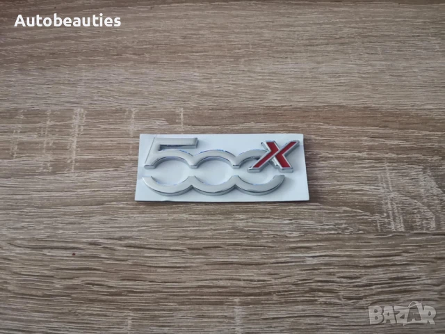 сребриста емблема Fiat 500X