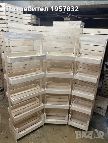 дървен стелаж с регулиращи се рафтове