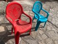 Две детски пластмасови столчета, снимка 1 - Мебели за детската стая - 42699255