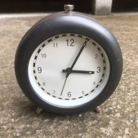 стар часовник - будилник - реклама на АВТОМОБИЛНИ ГУМИ, снимка 1 - Антикварни и старинни предмети - 40838759