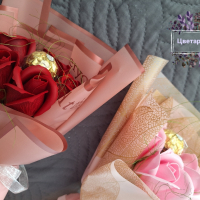Бюджетни букети от сапунени рози и бонбон , снимка 4 - Подаръци за жени - 44533486