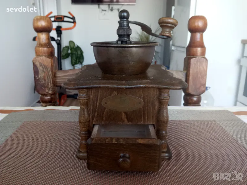 Красива,колекционерска,антика--Ръчна,немска кафемелачка., снимка 1