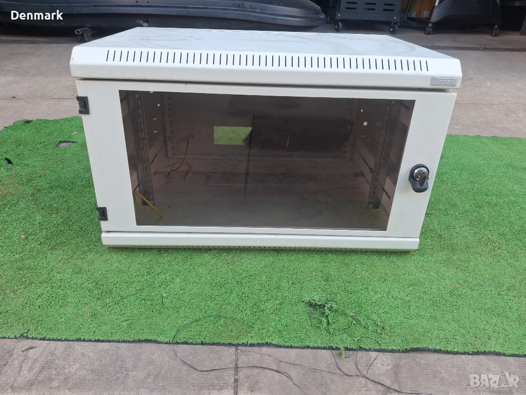 Метален шкаф с стъклена вратичка ключ, снимка 1