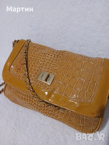 Лачена жълта чанта, снимка 2 - Чанти - 53660907