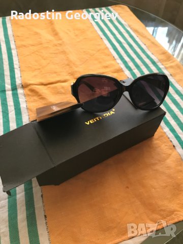 Продава слънчеви очила