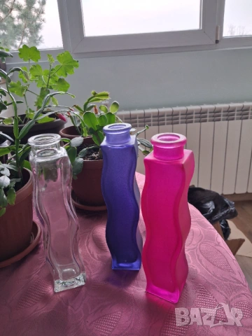 Три стъклени вази - различни цветове, снимка 2 - Вази - 53214603