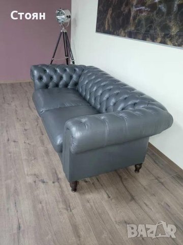 Дизайнерски сив кожен диван тройка тип Честърфийлд, снимка 5 - Дивани и мека мебел - 42422846