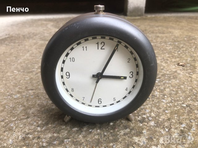 стар часовник - будилник - реклама на АВТОМОБИЛНИ ГУМИ, снимка 1 - Антикварни и старинни предмети - 40838759