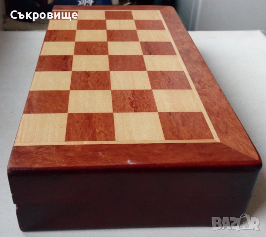 30 х 30 см сгъваем магнитен шах в дървена кутия с метални закопчалки и тапицерия вътре, снимка 3 - Шах и табла - 53398371