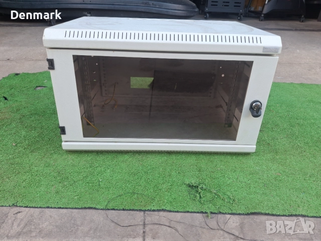 Метален шкаф с стъклена вратичка ключ