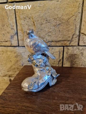 Декоративна статуетка „Птиче върху ботуш“, снимка 2 - Статуетки - 52647835