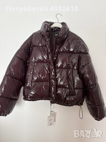 Якето е цвета бурдо и не е носено. Марката на якето е Bershka.