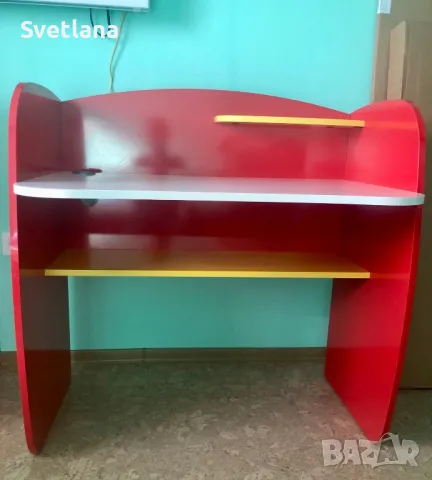 детско бюро . маса. 