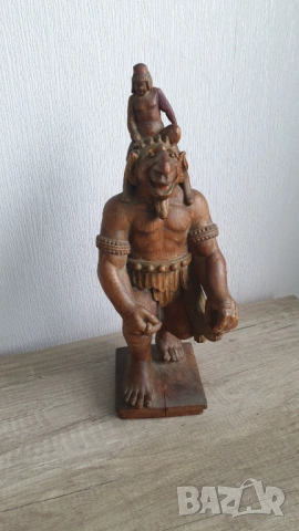 Стара дървена фигура на Трол