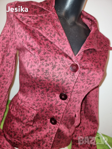 Червено сако