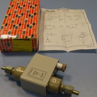 диференциален пресостат Danfoss MP 55A differential pressure switch 45 sec., снимка 1 - Резервни части за машини - 36000901