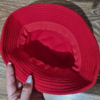 Червена шапка-10лв.НОВА, снимка 2 - Шапки - 41498465