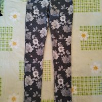 Дамски панталон на флорални мотиви, размер 32/25, снимка 1 - Панталони - 40803559