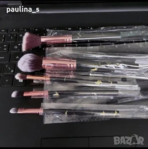 Два различни броя / Комплект от четки за грим в калъф, снимка 8 - Комплекти и лотове - 32859808