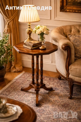 Старинна помощна масичка с осмоъгълен плот