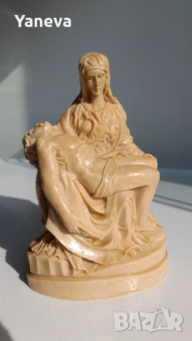 Статуетка „Пиета“ на Микеланджело, изобразяваща Дева Мария, държаща тялото на Исус Христос 