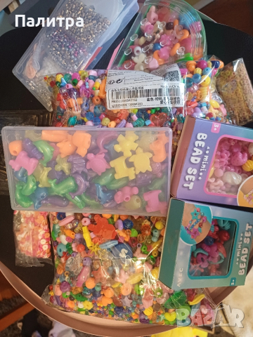 Голям лот мъниста за направата на детски бижута
