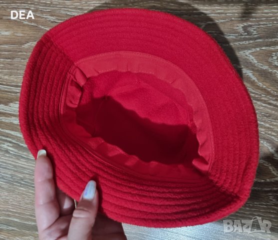 Червена шапка-10лв.НОВА, снимка 2 - Шапки - 41498465