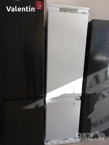 Хладилник с фризер за вграждане 