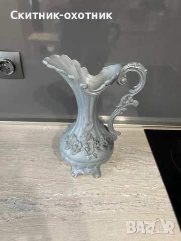 Стар метален съд/кана