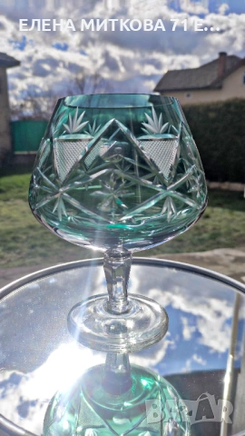 Впечатляваща бонбониера/чаша/ваза от цветен кристал в изумруденозелено