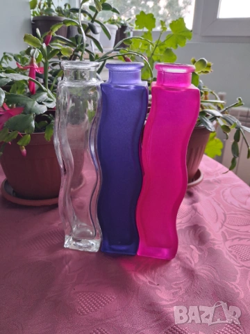 Три стъклени вази - различни цветове, снимка 3 - Вази - 53214603