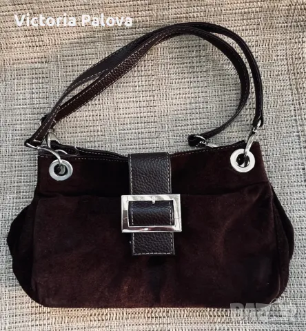 Велурена чанта с две дръжки цвят шоколад