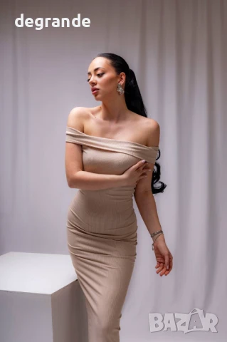 Бежова дълга рокля с цепка