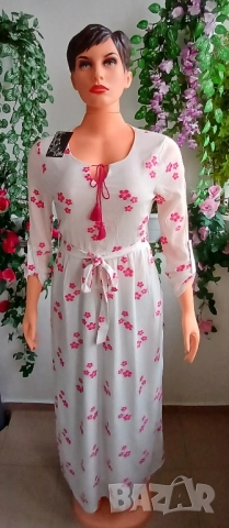 Бяла дълга кенарена рокля с розови цветя.