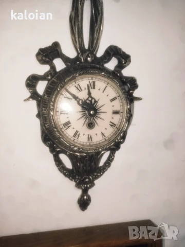 Стар механичен стенен часовник. Навива се с ключе, работи. Доста е безшумен. Изцяло е от бял бронз с, снимка 3 - Антикварни и старинни предмети - 51285945