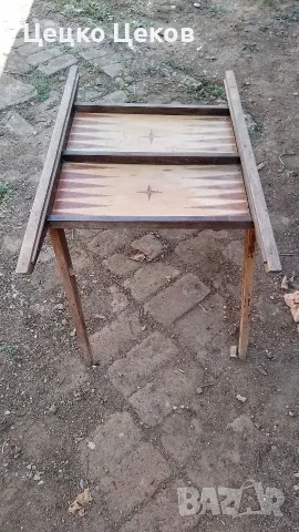 Стара масичка за табла